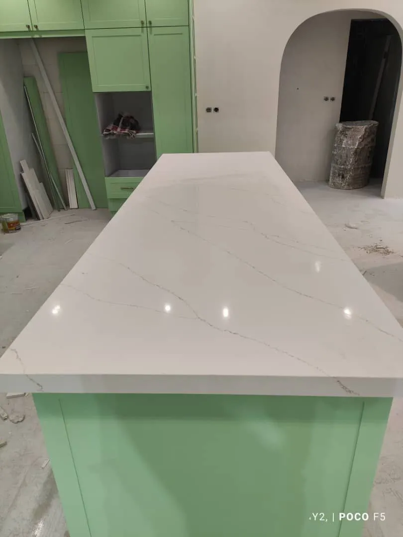 آشپزخانه مدرن: ترکیب جذاب رنگ سبز نعناعی کابینتها با صفحه کوارتز سفید و سینک ظرفشویی مشکی.